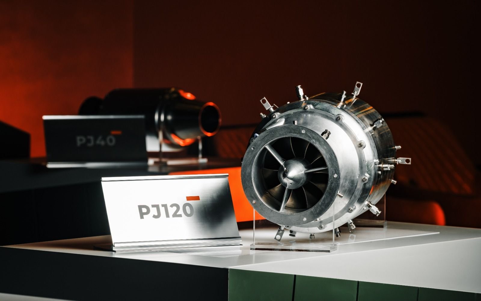 محرك PJ120 احد منتجات شركة Powertech الاماراتية خلال معرض دبي للطيران 2025