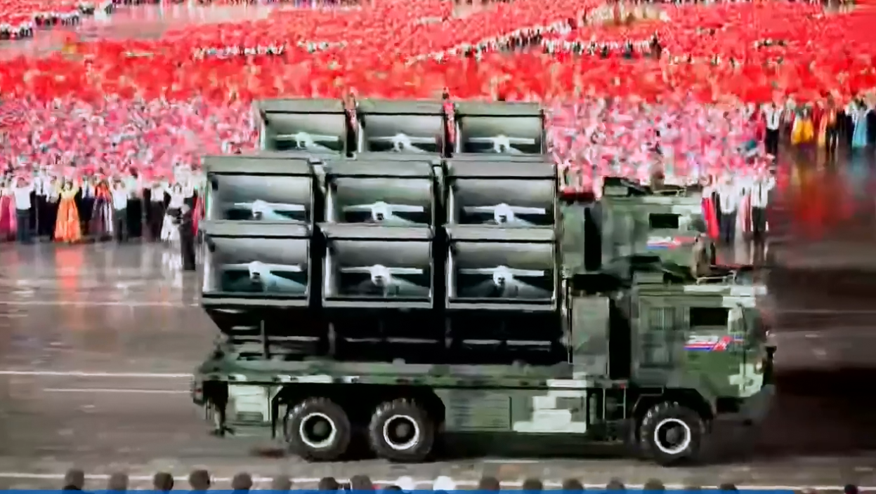 نظام إطلاق طائرات بدون طيار جديد يُعرض في عرض حزب العمال الكوري في 10 أكتوبر 2025. [التلفزيون المركزي الكوري]