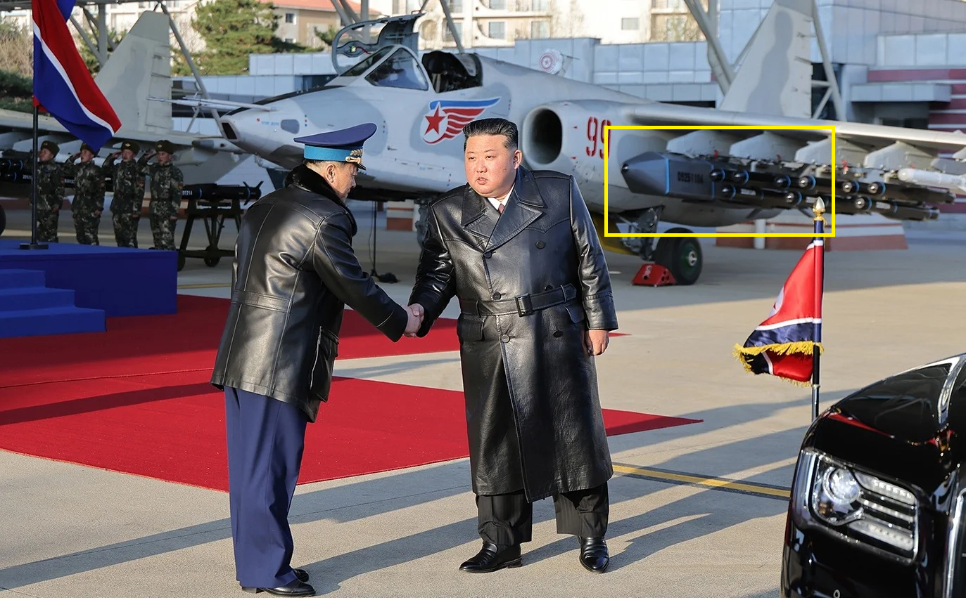 الزعيم الكوري الشمالي كيم جونغ أون ومن خلفه تظهر طائرة Su-25 محملة بصاروخ كروز شبحي جديد يشبه صاروخ SCALP الاوروبي