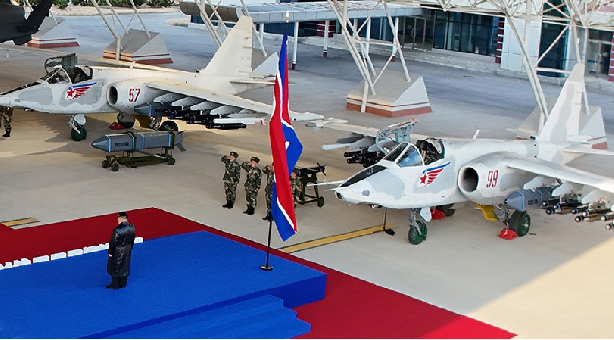 الزعيم الكوري الشمالي كيم جونغ أون ومن خلفه تظهر طائرة Su-25 محملة بصاروخ كروز شبحي جديد يشبه صاروخ SCALP الاوروبي