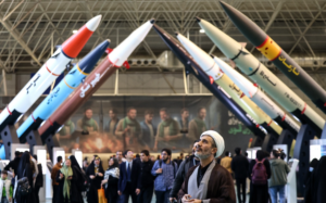 صورة من احد المتاحف الايرانية التي يعرض فيها صواريخ الوقود الصلب التي تعبر عن المسار الثاني في برنامج الصواريخ الإيراني
